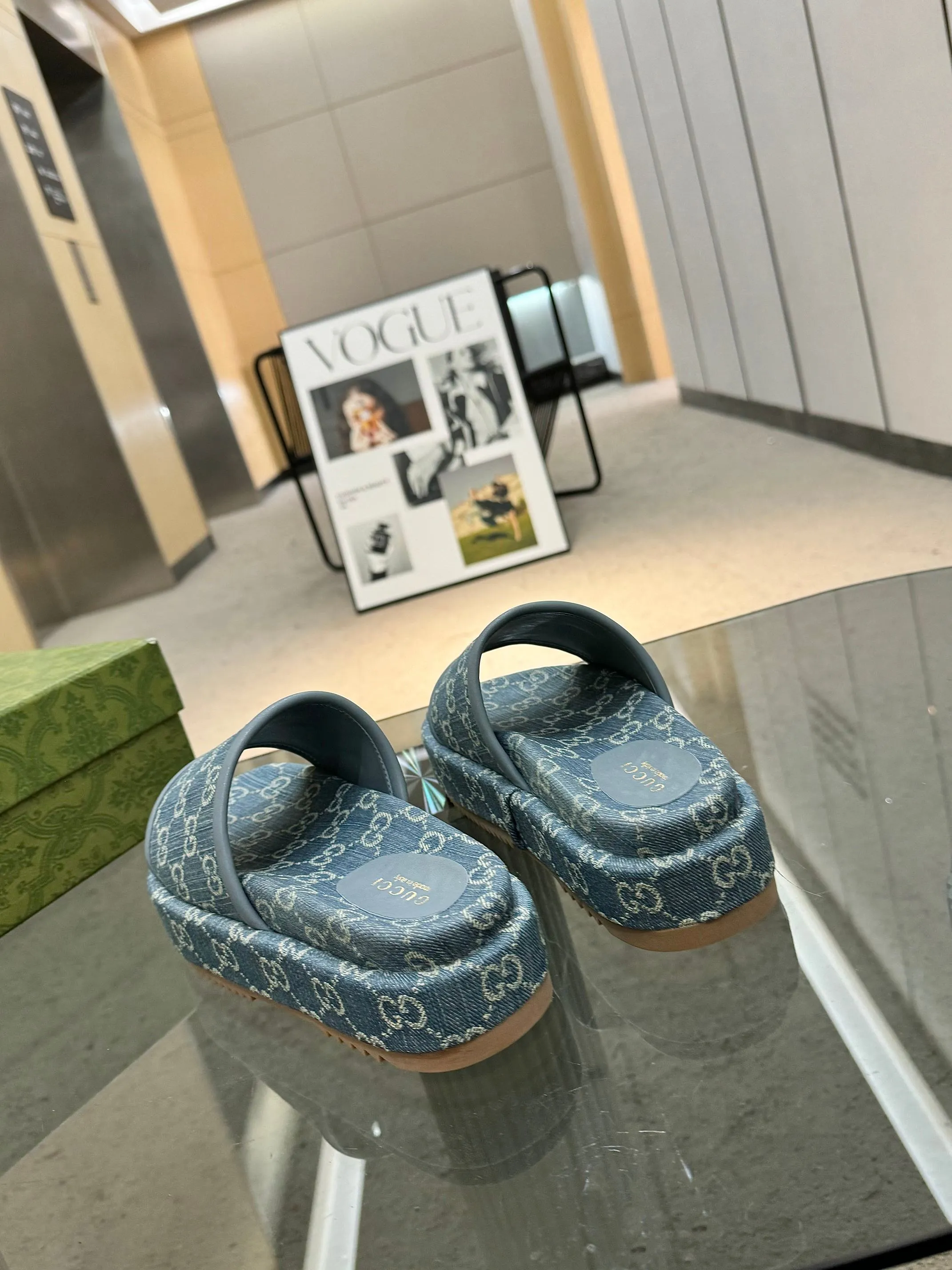 👟👟Ex-factory price 440👟👟 Gucci’s latest limited edition thick-soled slippers. Top quality for sale. Purchase genuine product for development. The material and workmanship are consistent with the original. Upper: original special printing process. Lining: dyed sheepskin. Outsole: Italian private model outsole. Size: 35-43M standard size. 41, 42, 43 are also customized and cannot be returned. Sole thickness: 5.5cm. Forefoot 4cm.